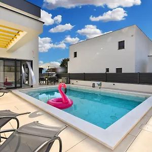 Jlo1 Mit Beheizbarem Pool Ferienhaus